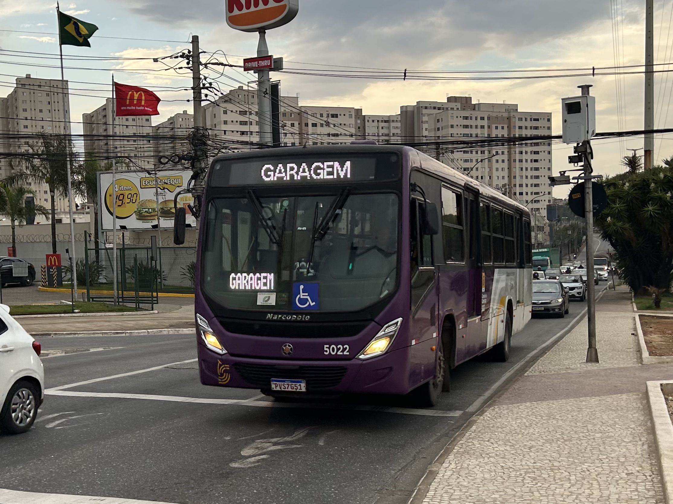 Ônibus do Sistema Integrado de Mobilidade em corredor urbano de Contagem