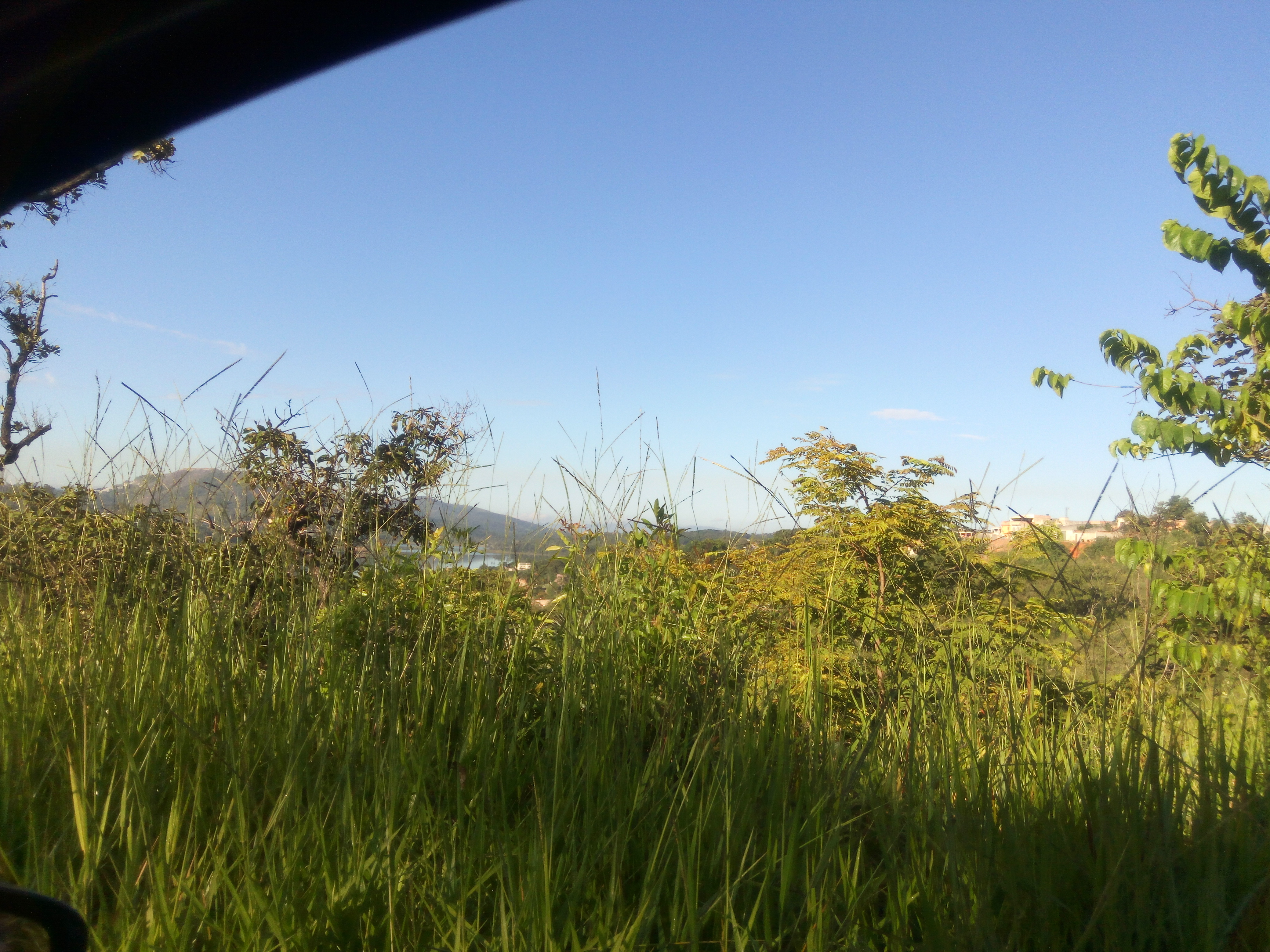 Estrada na margem da Vargem das Flores, caminho do Tupã, em Contagem