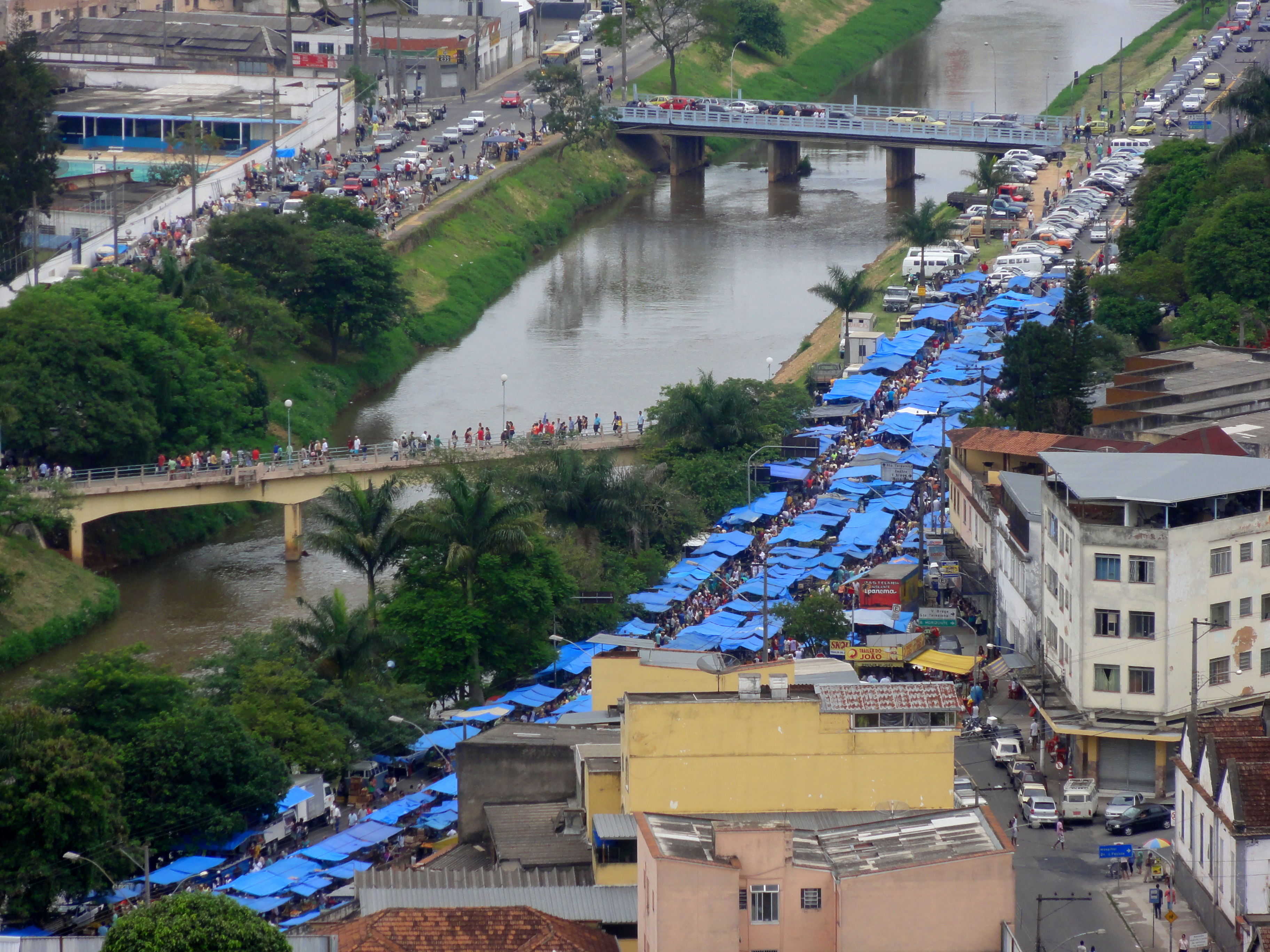 Feira de domingo na Avenida Brasil, no centro de Juiz de Fora