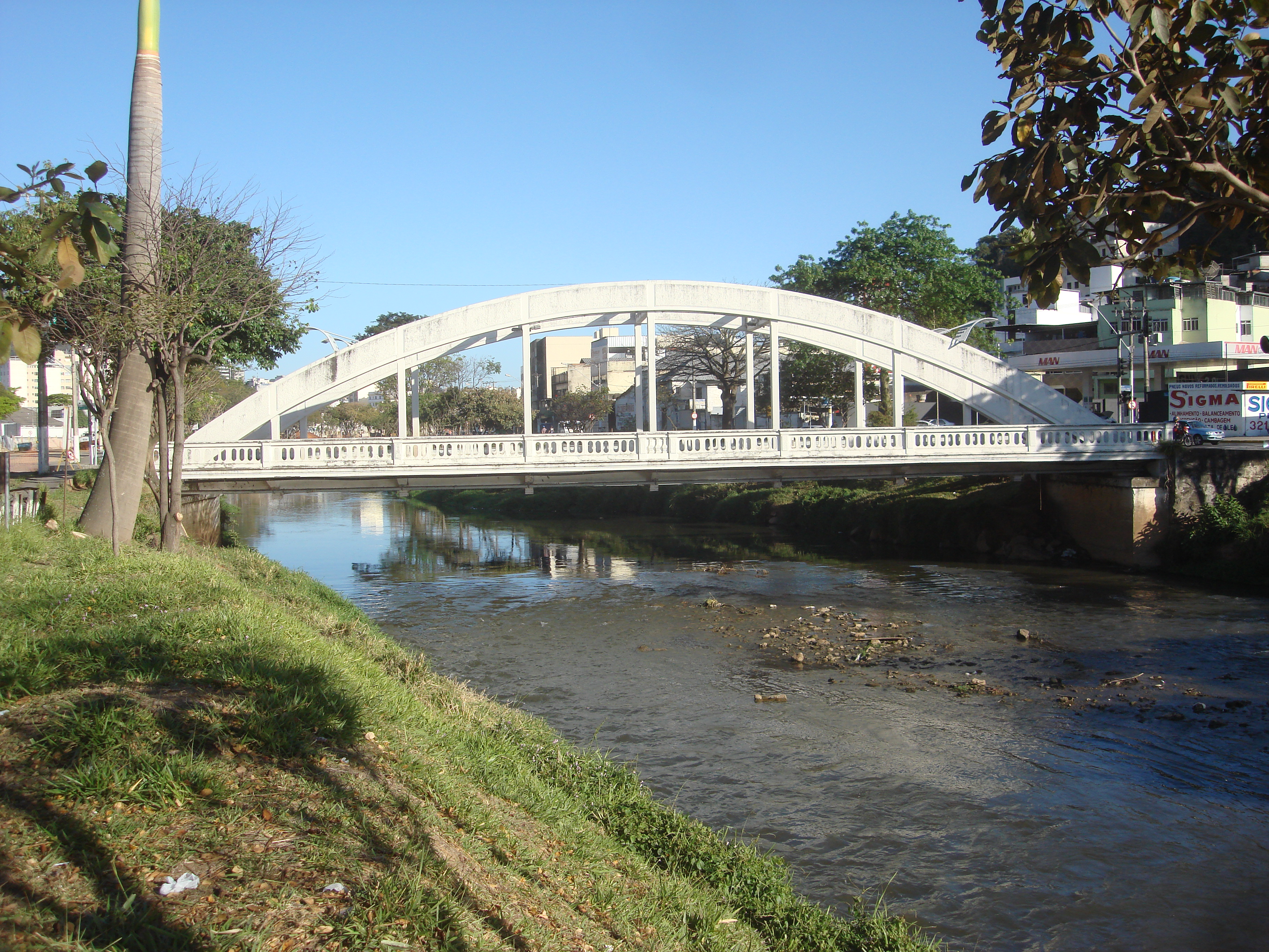 Ponte Carlos Otto sobre o Rio Paraibuna, em Juiz de Fora