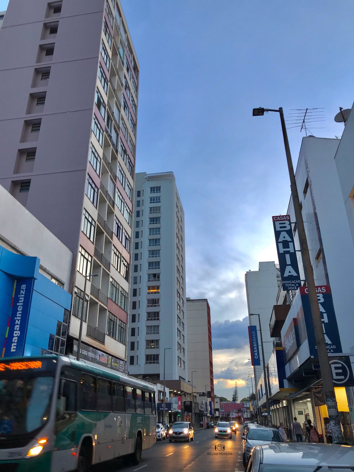 Avenida Afonso Pena no centro de Uberlândia, com prédios e árvores na via