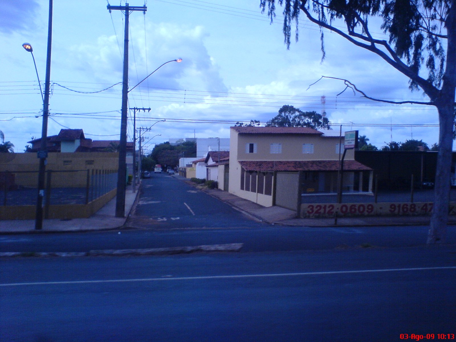 Bairros de Uberlândia vistos da BR-050, com telhados e o acostamento da rodovia