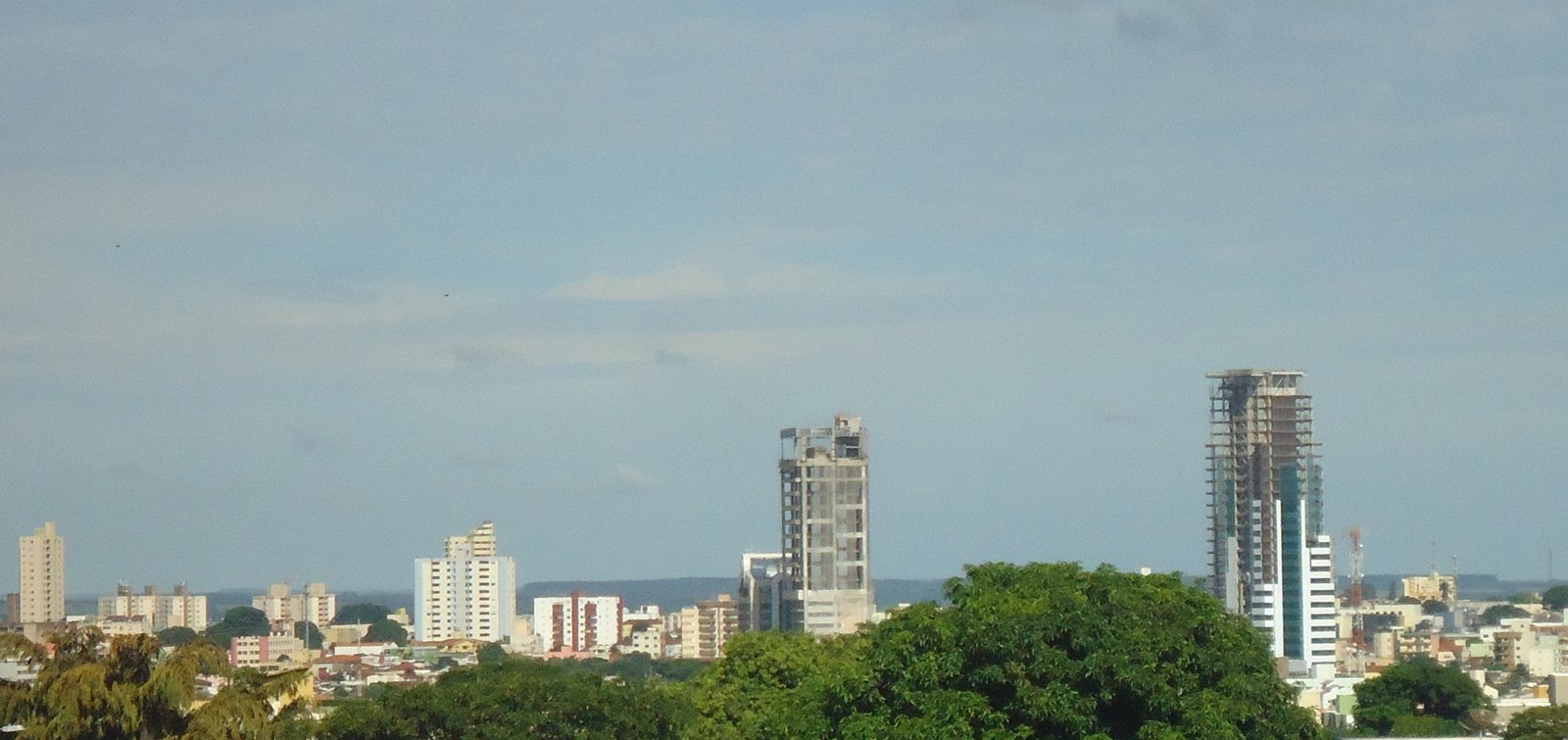 Centro de Uberlândia e as torres do shopping, vistos do bairro Santa Mônica