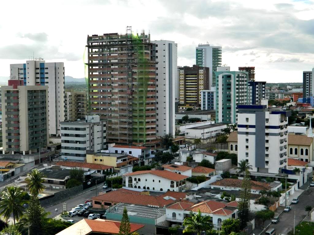 Casas e prédios de Caruaru sob céu aberto do agreste
