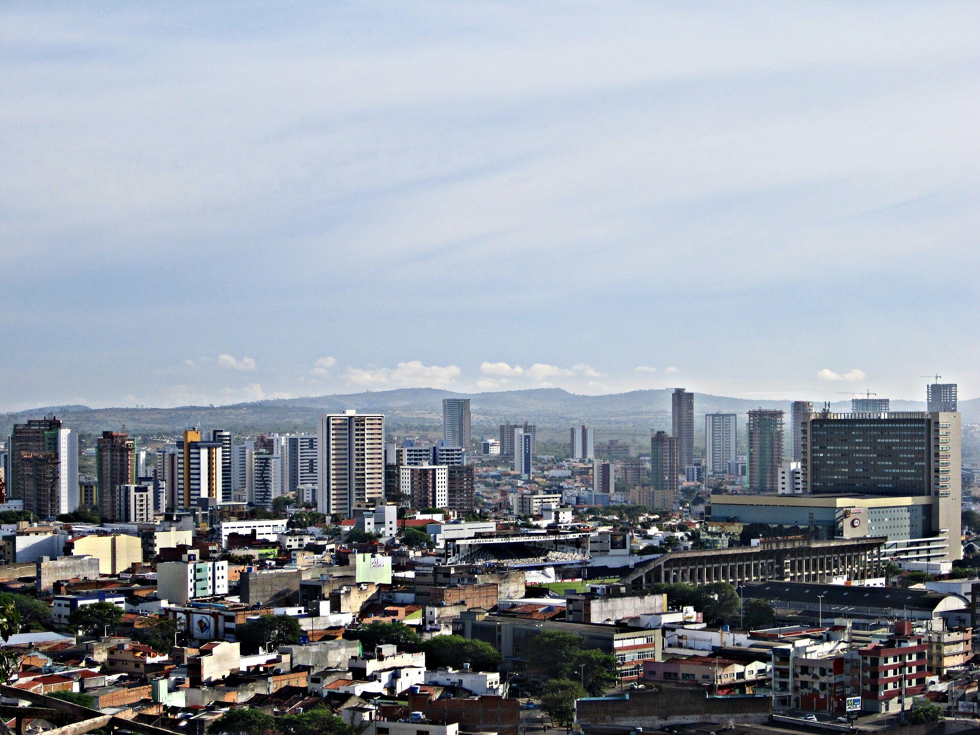 Vista de Caruaru a partir do Monte do Bom Jesus, com a cidade espalhada no agreste