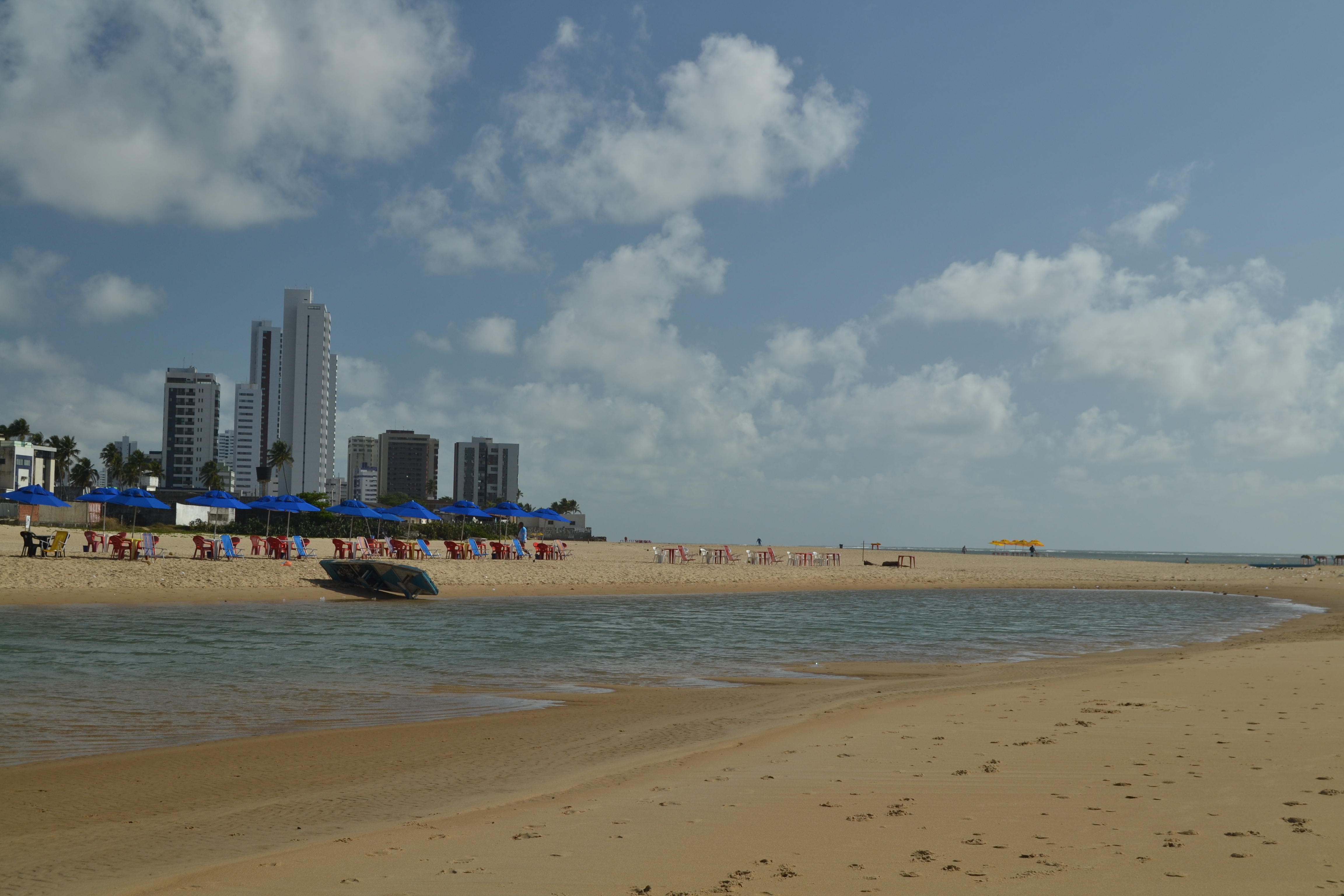 Praia de Barra de Jangada, na foz do rio, em Jaboatão dos Guararapes