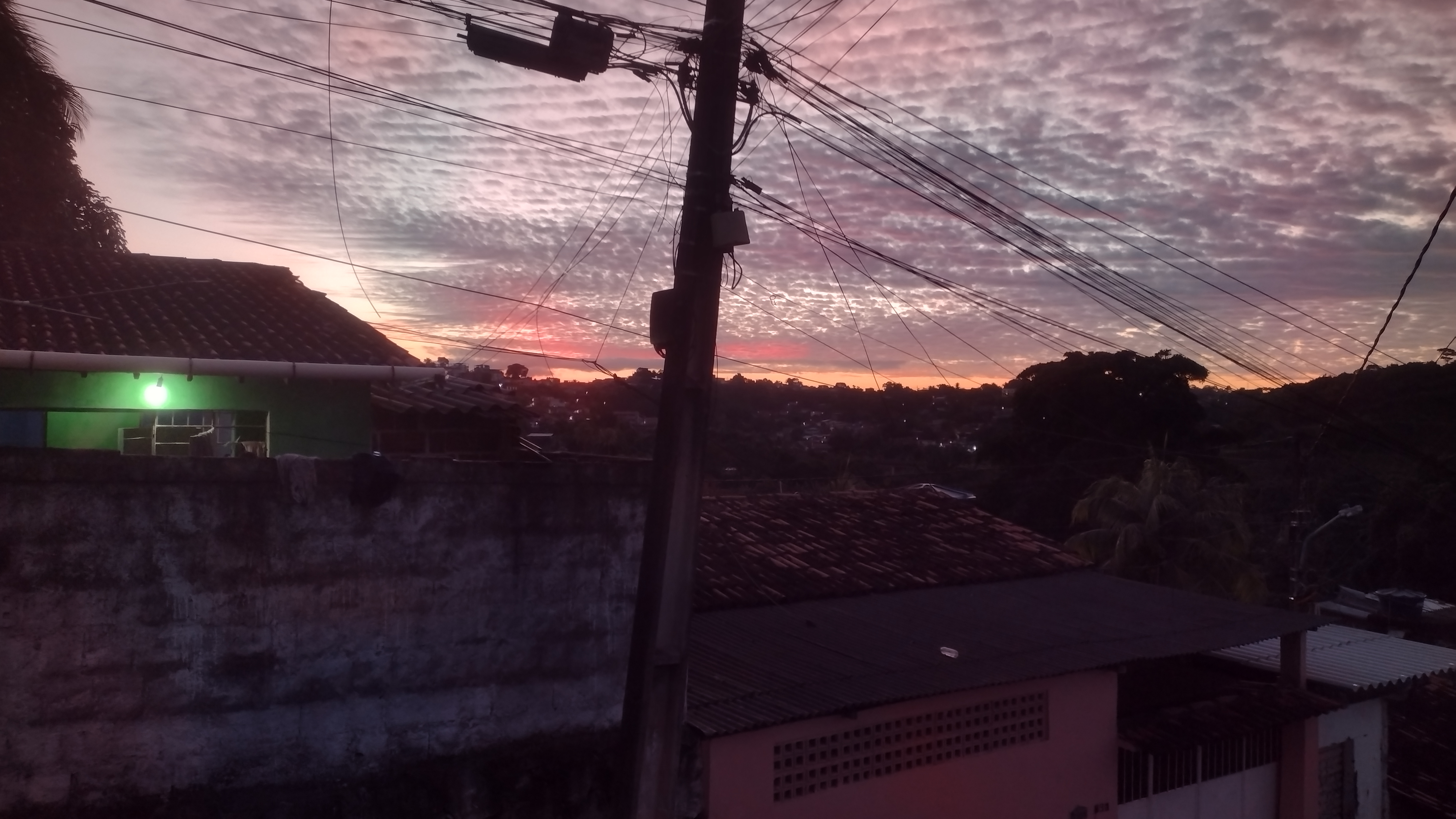 Telhados do bairro da Sucupira, no Socorro, ao anoitecer em Jaboatão dos Guararapes