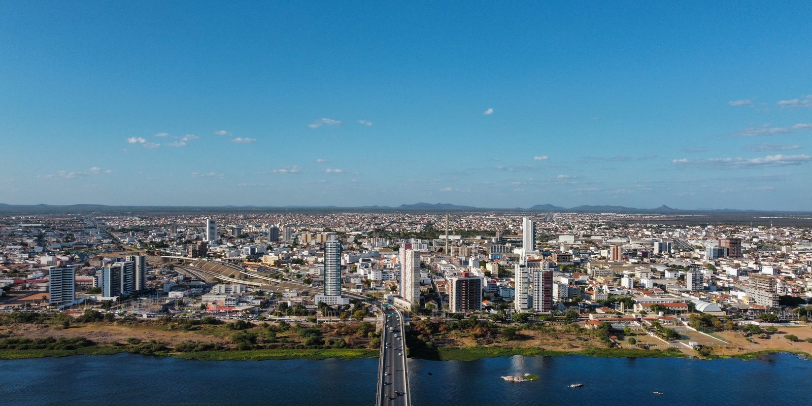 Vista aérea do centro de Petrolina, com o rio São Francisco e a malha urbana