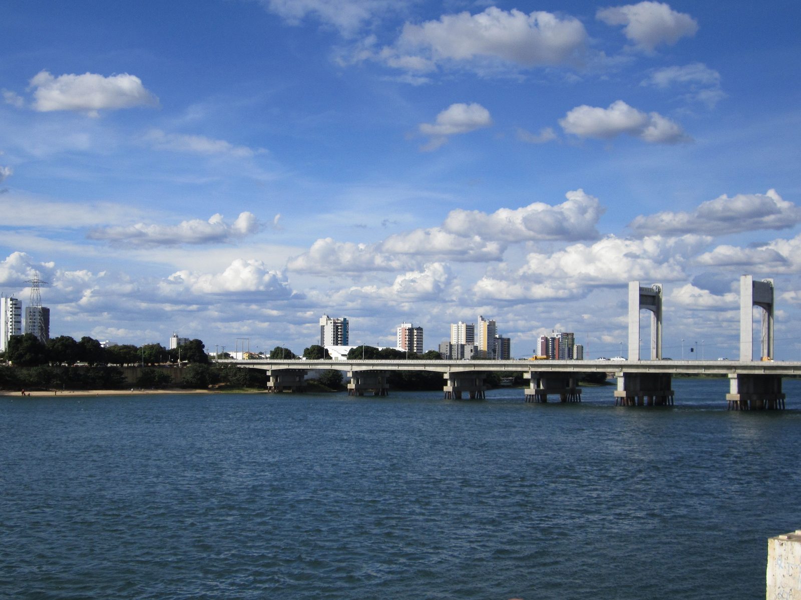 Ponte Presidente Dutra e a Orla I de Petrolina, no rio São Francisco