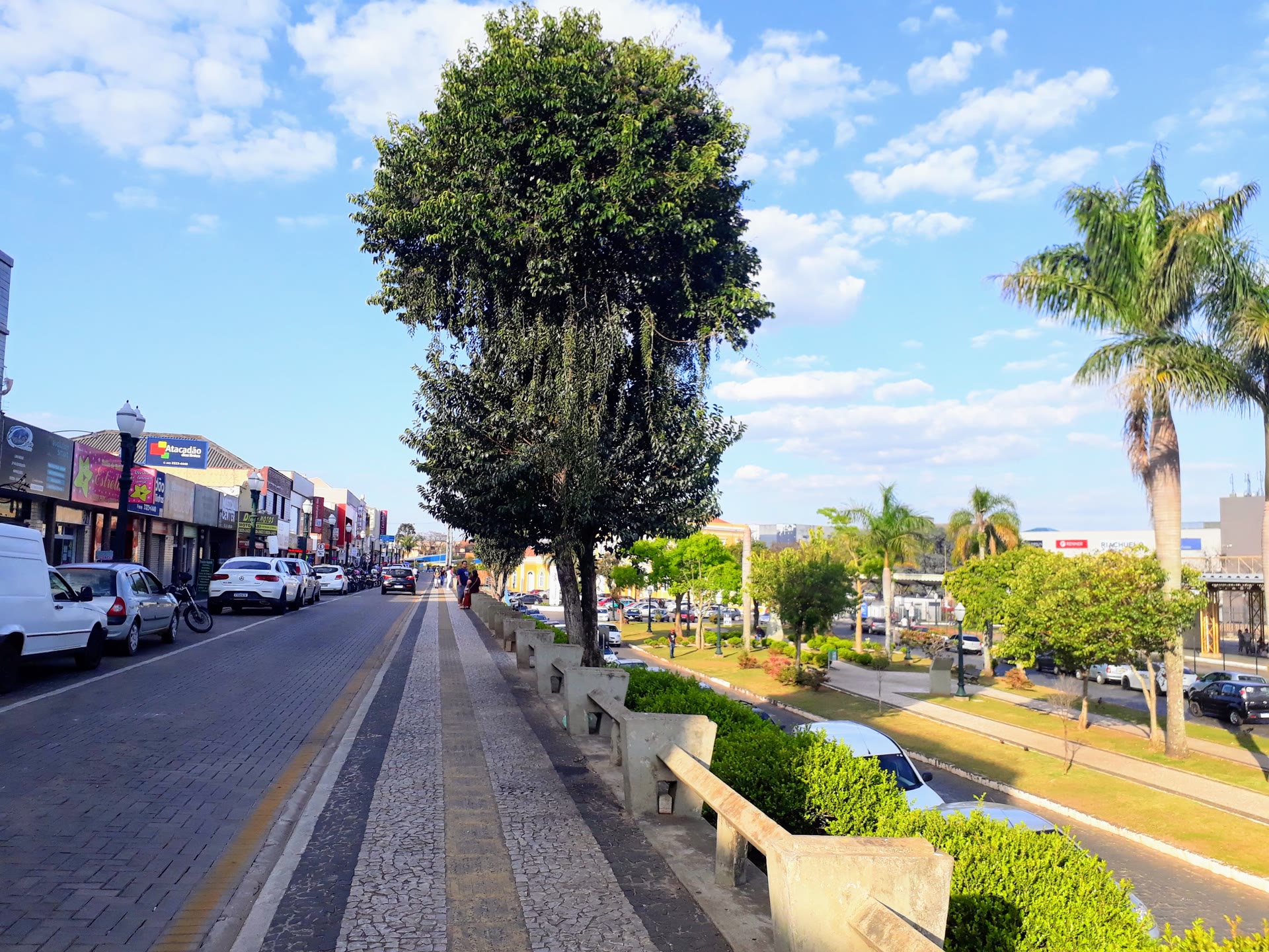 Rua Fernandes Pinheiro, no centro de Ponta Grossa, com comércio e tráfego