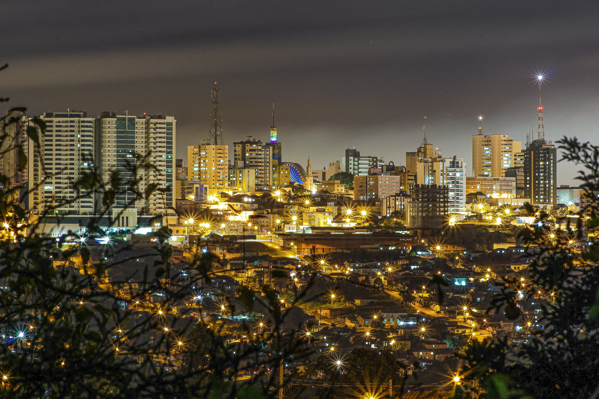 Centro de Ponta Grossa à noite, com a catedral e os prédios iluminados
