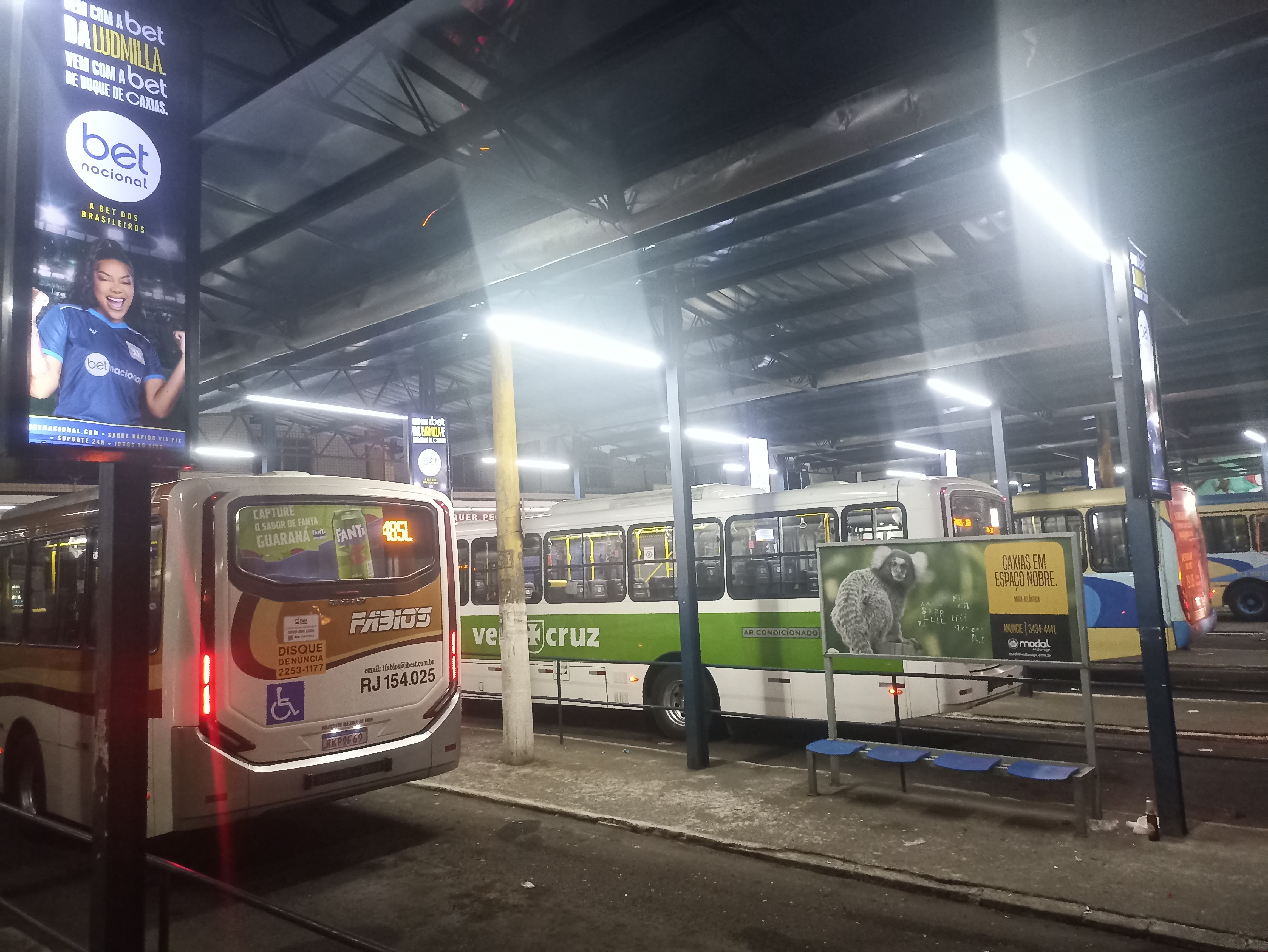 Terminal rodoviário de Duque de Caxias, com ônibus e a cobertura do embarque