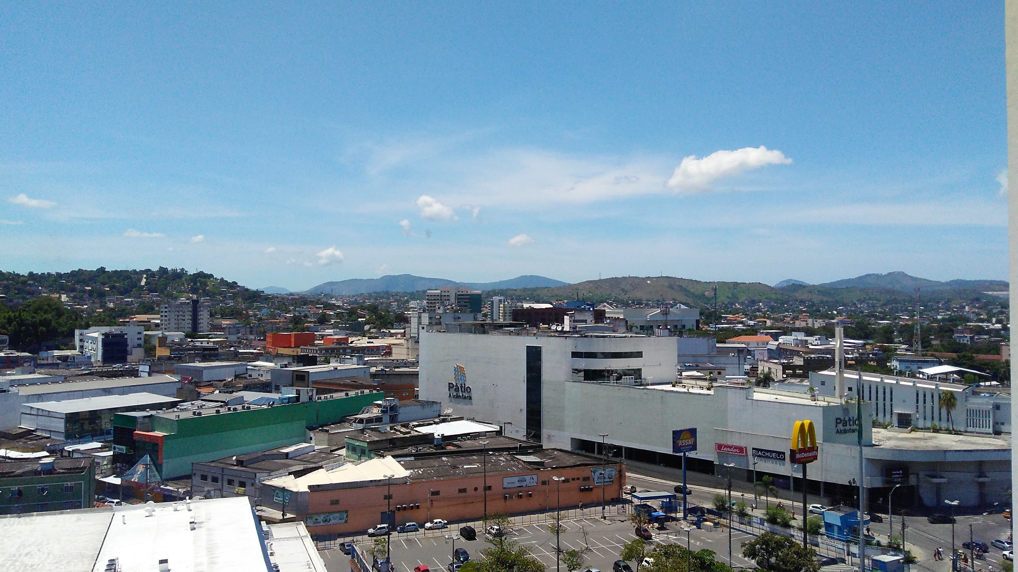 Centro comercial de Alcântara, em São Gonçalo, com o Shopping Pátio Alcântara