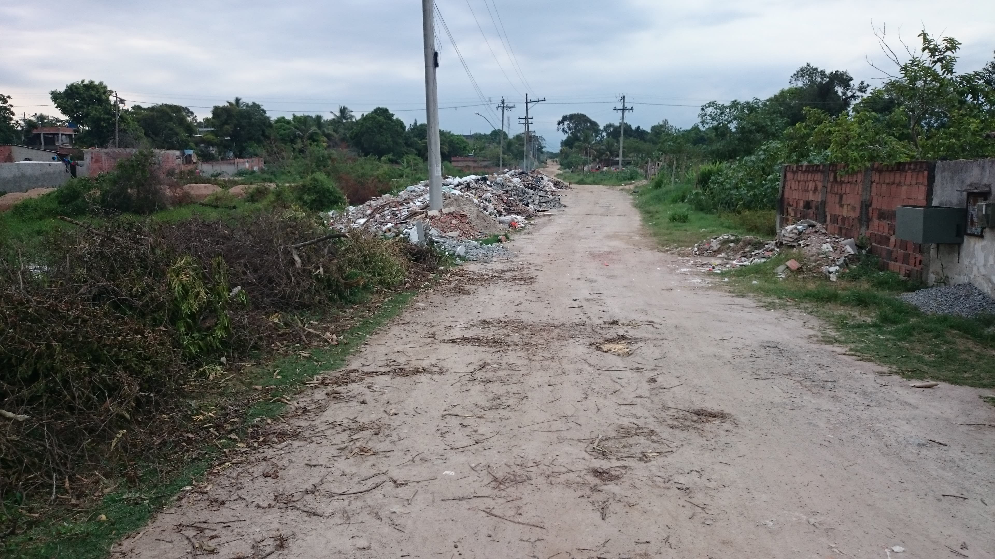 Vista do bairro Bom Retiro, em São Gonçalo, com casas e morros ao fundo