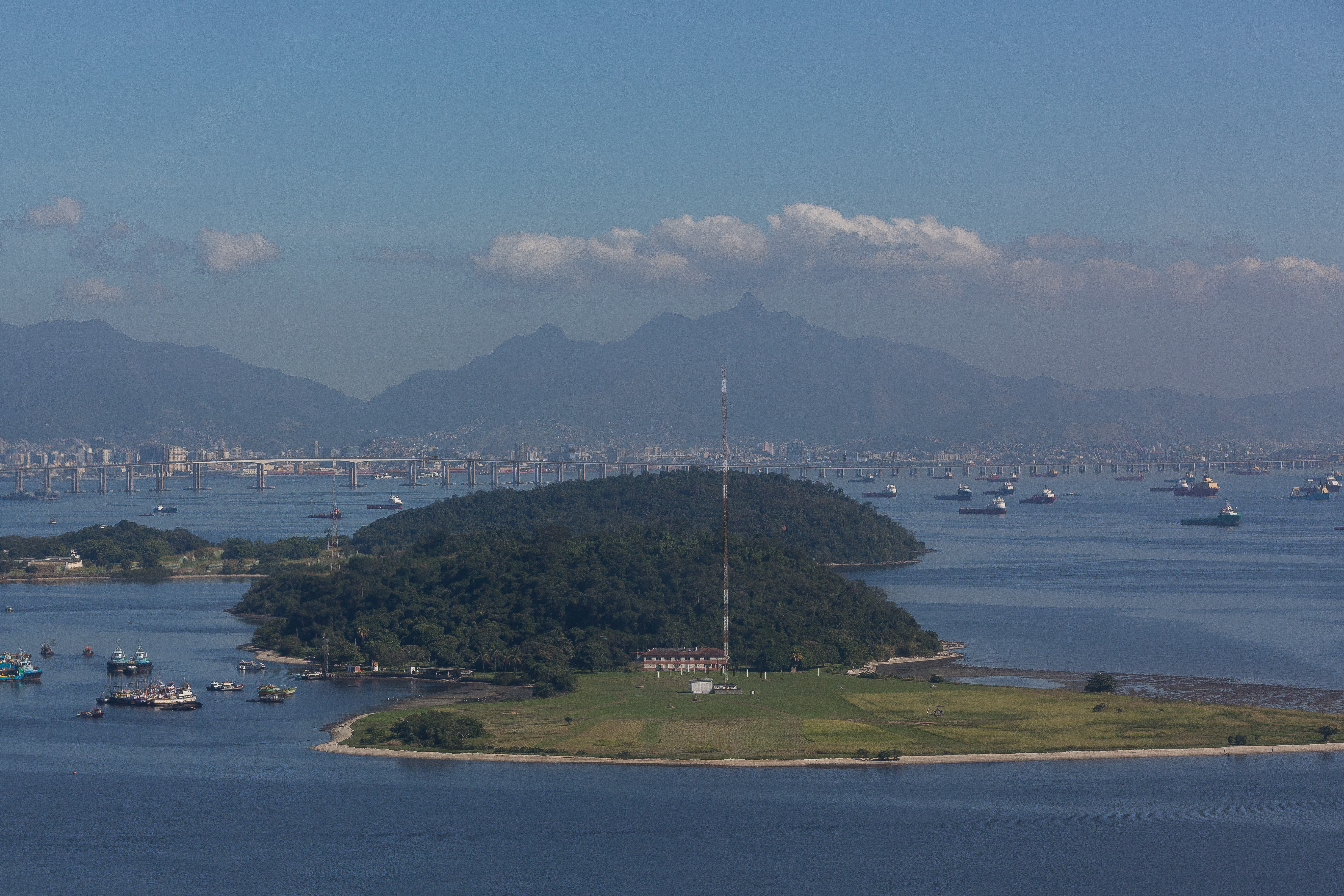 Vista aérea da Ilha dos Tavares, na Baía de Guanabara, em São Gonçalo