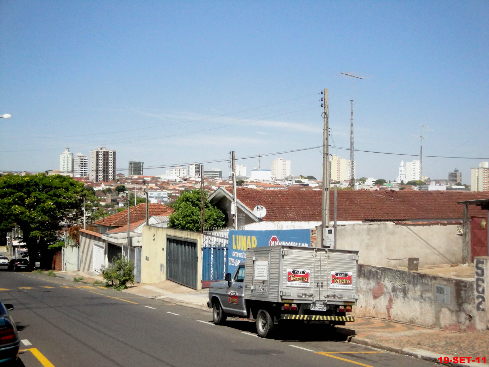 Telha colonial e skyline de Franca vistos da Rua Evangelista de Lima