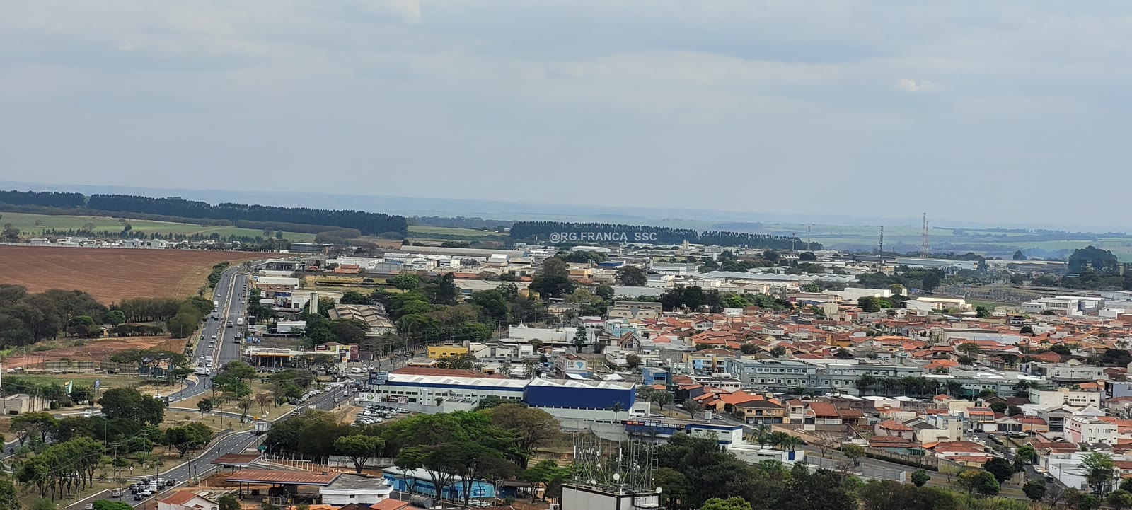 Distrito Industrial de Franca: galpão de metal, telha colonial e campo aberto