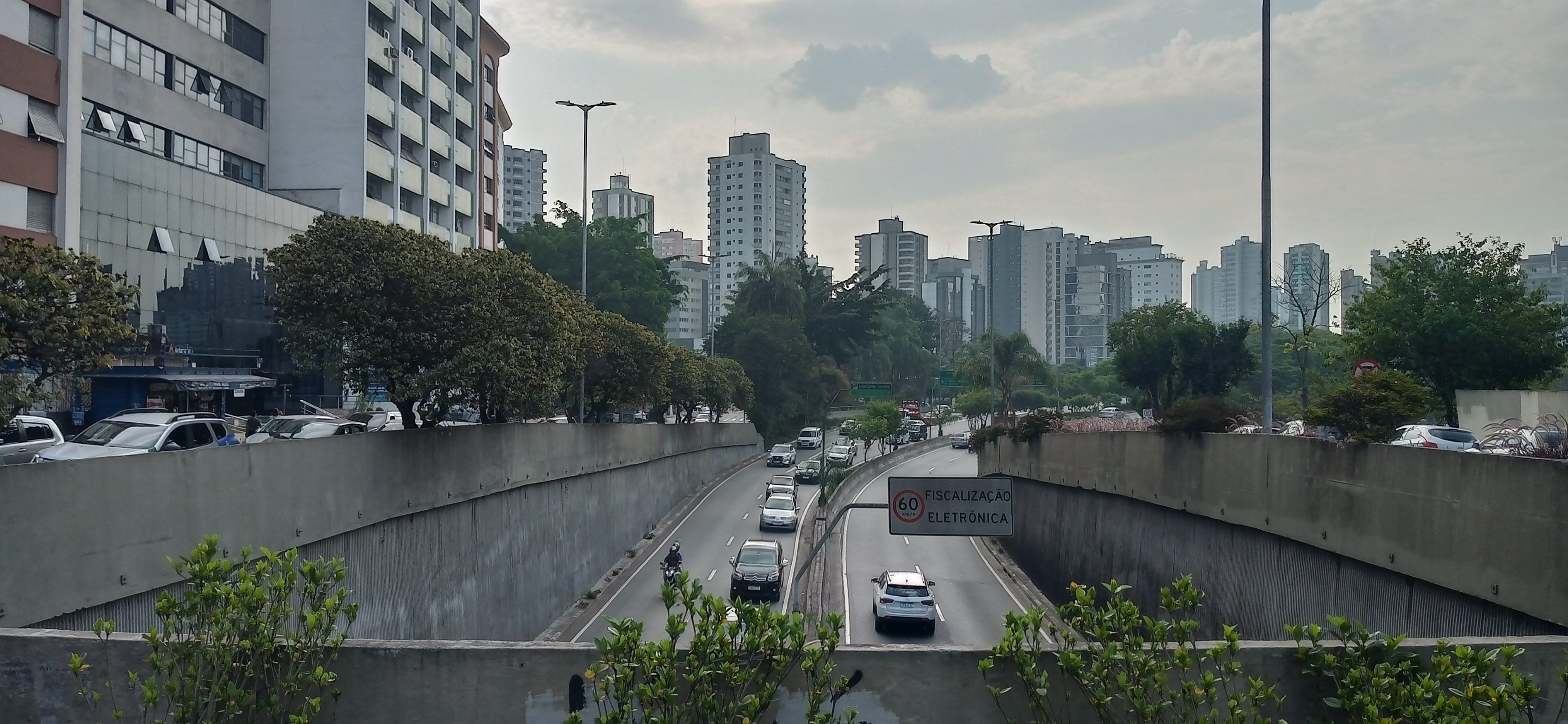 Avenida Edson Danillo Dotto, no entorno do Paço Municipal de Santo André