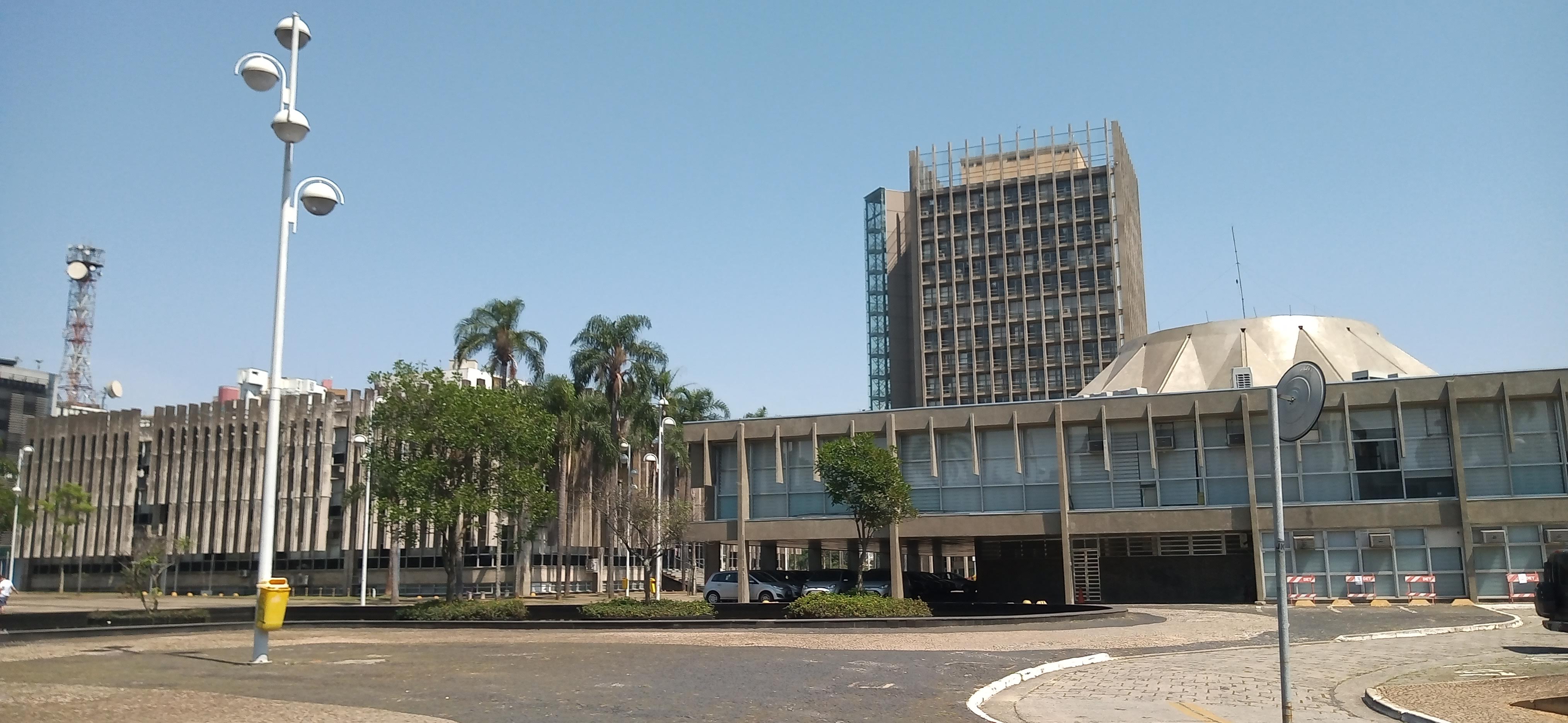 Paço Municipal de Santo André, com os três prédios do centro cívico
