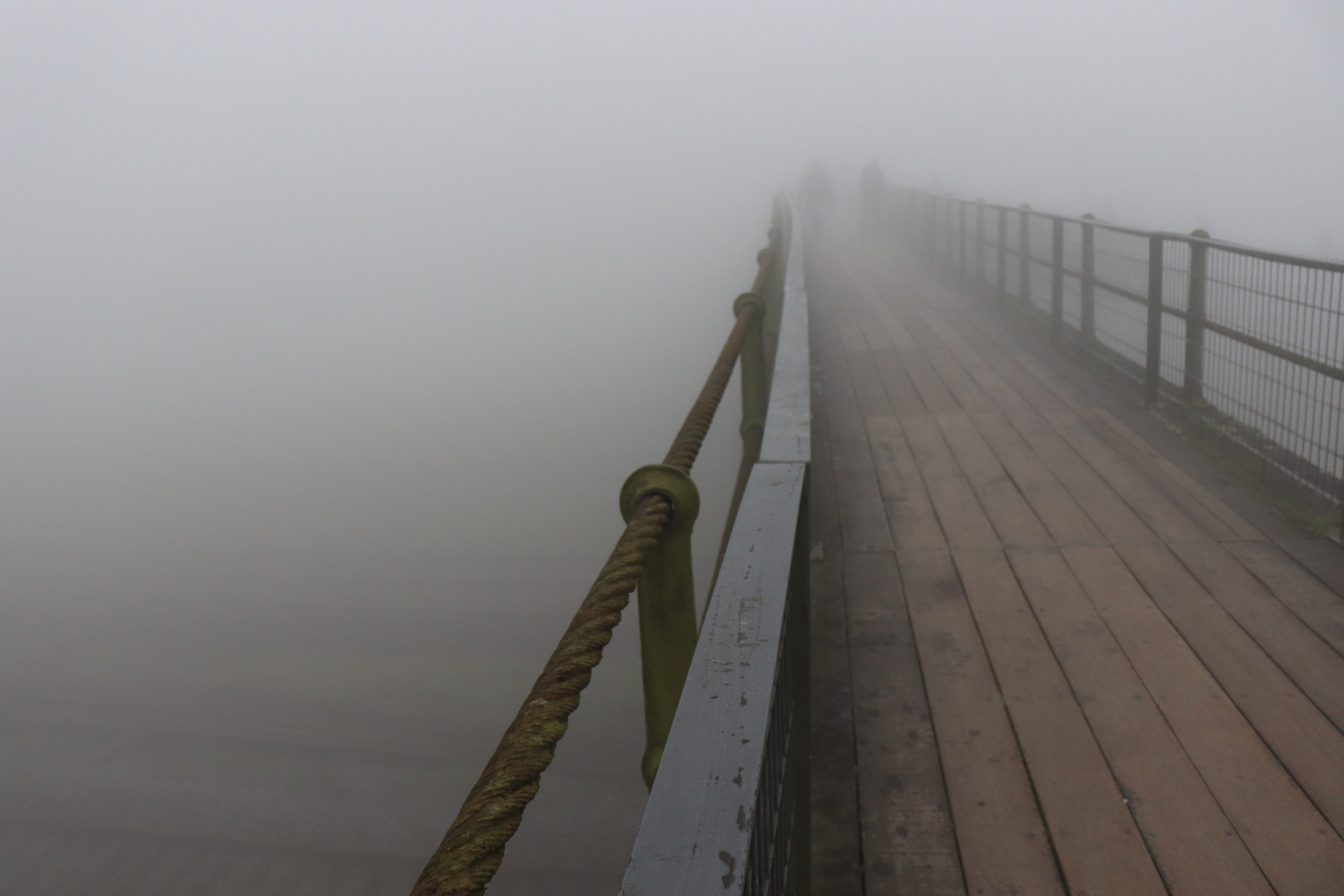 Neblina sobre a passarela metálica de Paranapiacaba, em Santo André